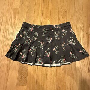Kimchi Blue UO Women's Large Floral Strawberry Satin Pleated Mini Skirt